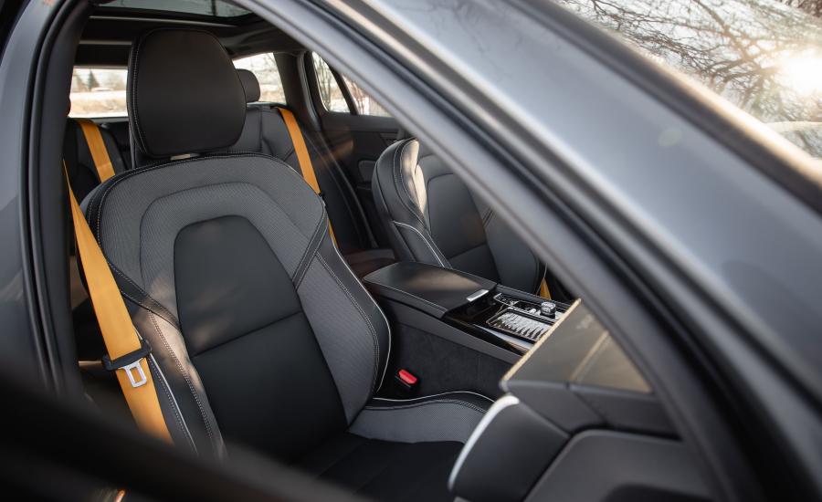 Интерьер Volvo V60 T8 Polestar Engineered 2019 года  (NA) (фото 24 из 26)